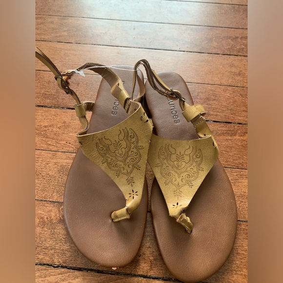 Maurice’s flat beaded sandals and flip flops bundle size 6 - Picture 4 of 10